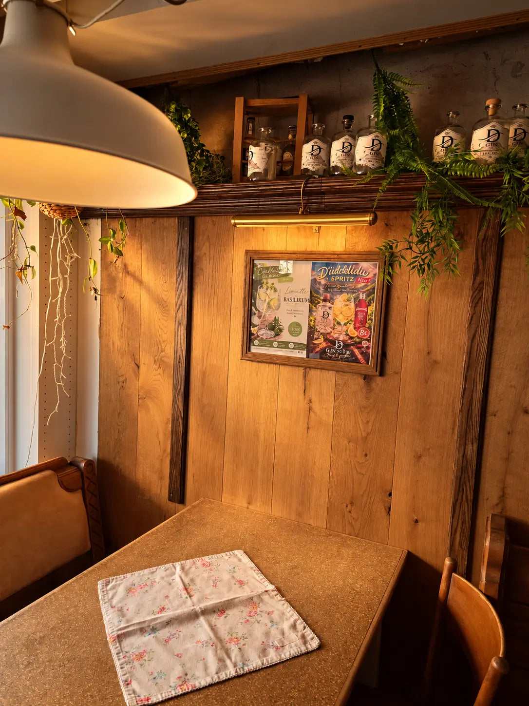 Warm beleuchteter Tisch in der Gin Stube Mössingen für Firmenfeiern und Gruppenabende