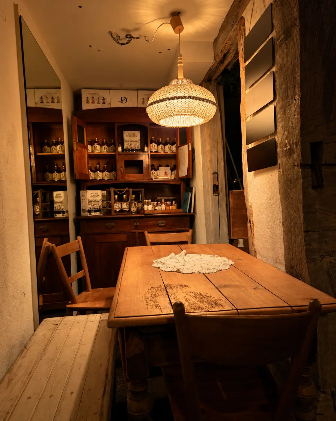 Warm beleuchtetes Nebenzimmer der Gin Stube Mössingen für private Feiern und Teamevents