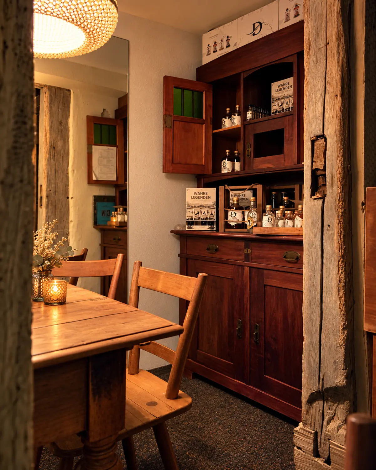 Gin Stube Mössingen mit Holztisch und D’GIN-Regal – mobile Ansicht für Firmenfeiern und Gruppen