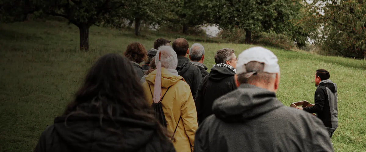 Gruppe bei einer Gin-Wanderung auf der Streuobstwiese